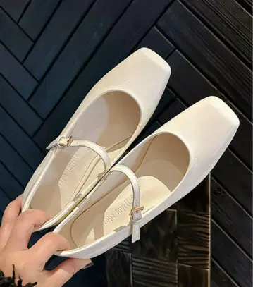 화이트 스퀘어토 플랫슈즈