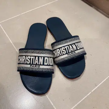 네이비 로고 플랫 샌들
