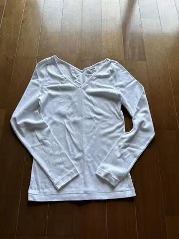 오라리 화이트 V넥 긴팔 티셔츠