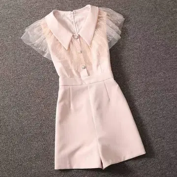 핑크 프릴이 달린 숏 올인원
