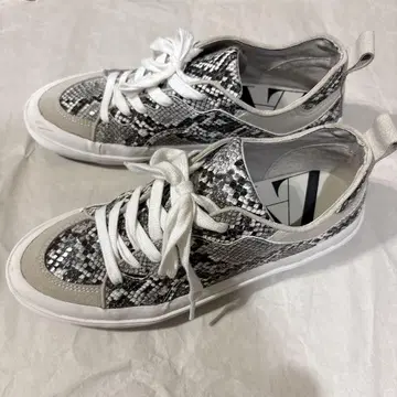 ZARA 스네이크 패턴 스니커즈 37