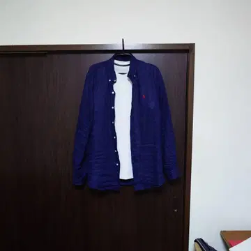 네이비 긴팔 셔츠와 화이트 T셔츠 세트