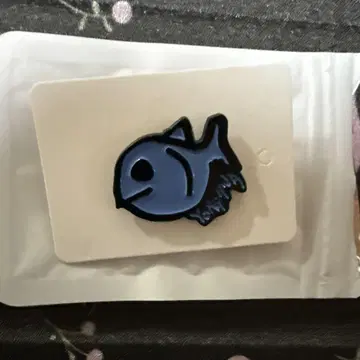 CNBLUE VOYAGE intoX 핀배지 용화