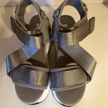 그레이 스트랩 샌들 약 5cm 힐