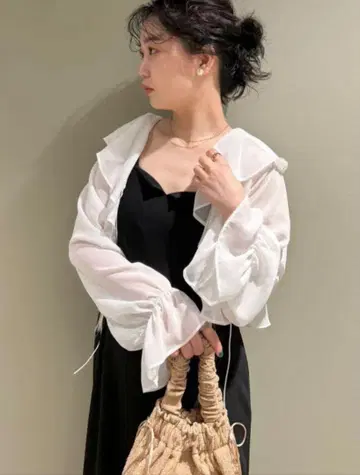 릴리 브라운 프릴 디자인 크롭 블라우스 미사용에 가까운