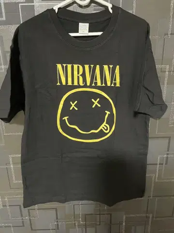 NIRVANA 스마일 T셔츠 블랙