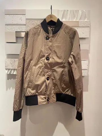 CANADA GOOSE 블랙 라벨 버트레드 봄버