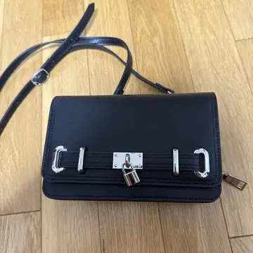 블랙 락이 달린 숄더백