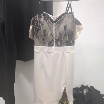 오프숄더 레이스 드레스 베이지 블랙 데이지 스트레이트 드레스