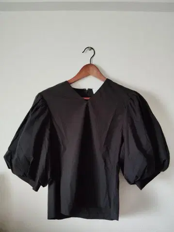 새상품급 UNITED ARROWS 벌룬 슬리브 블랙 상의