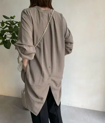DOUDOU 소매 리브 백 버튼 롱 셔츠