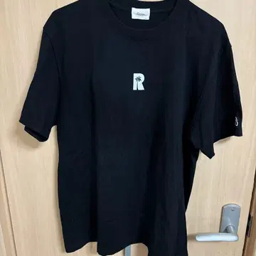 Re:room 블랙 티셔츠 로고