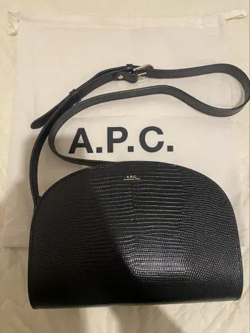 A.P.C. 아페쎄 F61048 하프문 백 LZZ 블랙