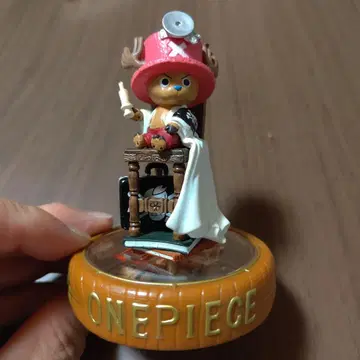 초파 피규어 의자에 앉아 있는