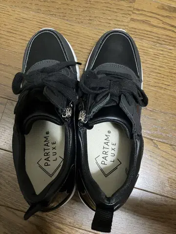 PARTAM LUXE 블랙스 스니커즈와 샌들