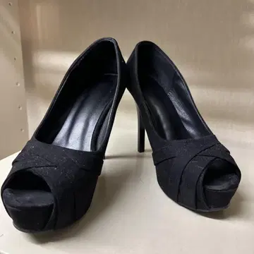 블랙 오픈토 하이힐