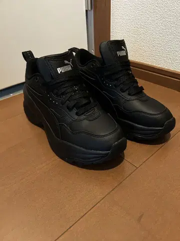 푸마 블랙 스니커즈 통굽
