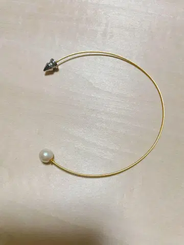 e.m 펄 장식 한쪽 귀걸이