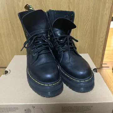 Dr. Martens 블랙 부츠