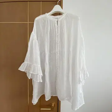 네스트로브 린넨 거즈 개더 슬리브 블라우스
