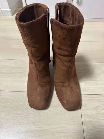 브라운 스웨이드 지퍼 부츠