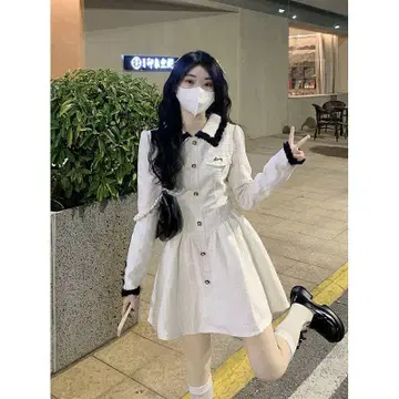 화이트 버튼이 달린 A 라인 원피스