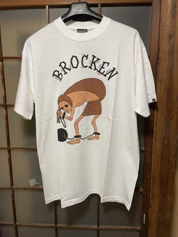 BROCKEN 그래픽 티셔츠 화이트