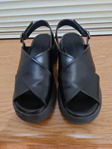 니코앤드 크로스 스트랩 통굽 샌들 블랙