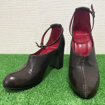 MANA 가죽 라운드토 스트랩 펌프스