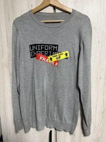 UNIFORM EXPERIMENT 그레이 스웨터