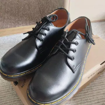 에어쿠션 밑창 블랙 레이스업 슈즈 Dr.Martens