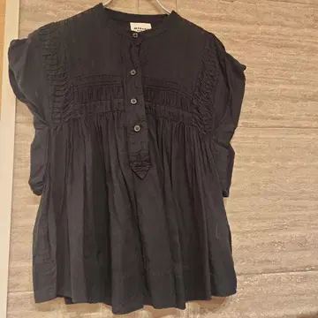 검은색 버튼 반팔 셔츠
