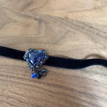 ANNA SUI 하트형 파란색 스톤 벨벳 초커
