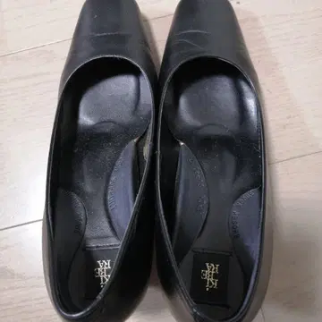 블랙 가죽 펌프스 미들 힐