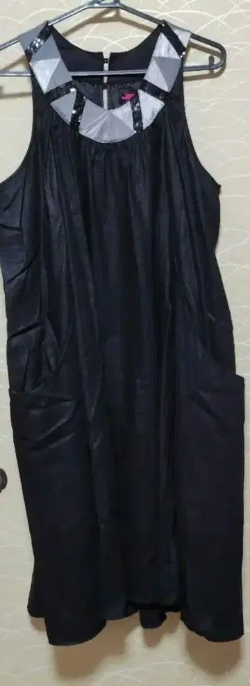 슬리브리스 롱 원피스 블랙 기하학 패턴 옷깃