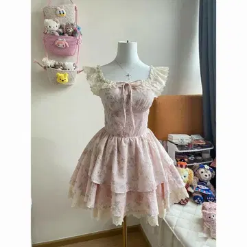 프릴이 달린 꽃무늬 오프숄더 원피스