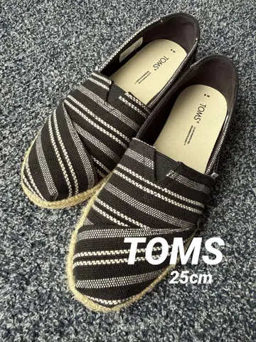 TOMS 슬립온 블랙/화이트 스트라이프