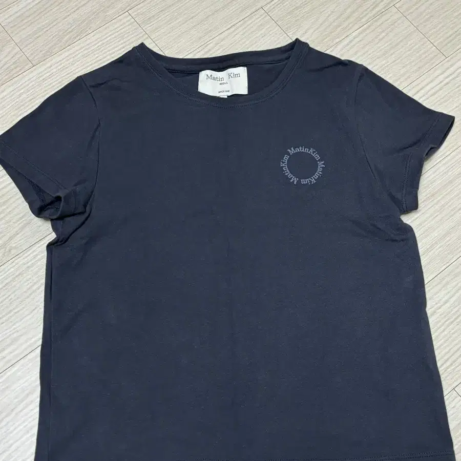 MATIN KIM | 마뗑킴 Matin Kim CIRCLE LOGO CROP TOP Navy Crop MATIN KIM | 마뗑킴 Matin Kim CIRCLE LOGO CROP TOP Navy Crop