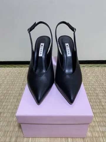DIANA 블랙 백 스트랩 펌프스