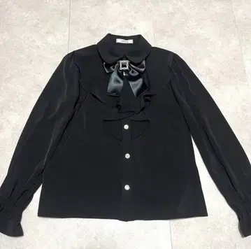 앙크루즈 새틴 리본 포함 프릴 블라우스 블랙 실버 둥근 카라