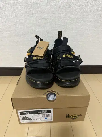 Dr. Martens 샌들