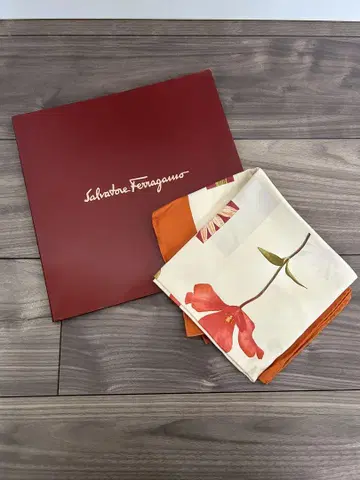 미사용 새상품 Salvatore Ferragamo 꽃무늬 실크 스카프