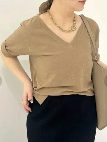 미사용 새상품 NOBLE 별주 RITA/리타 슬라브 V넥 T 베이지