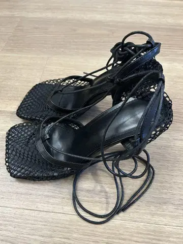 블랙 메쉬 디자인 스퀘어토 힐 샌들 펌프스