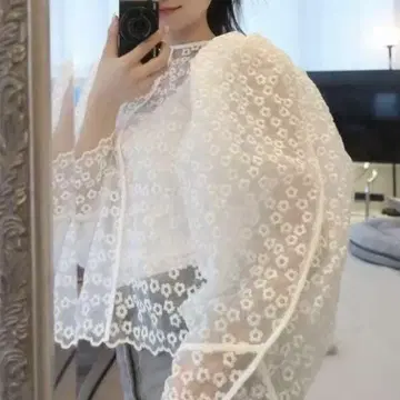 Bibiy 꽃무늬 자수 화이트 블라우스