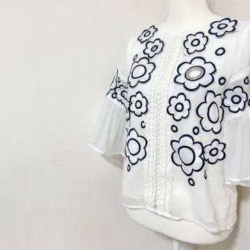 체스티 꽃무늬 모티브 레이스 블라우스 플레어 슬리브 큐트 디자인 셔츠
