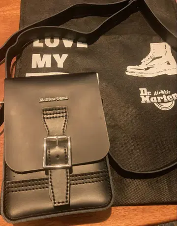 Dr. Martens 박스 크로스바디 백 (블랙)