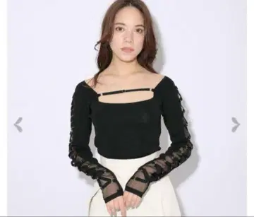 melt the lady 사이드 레이스업 니트탑