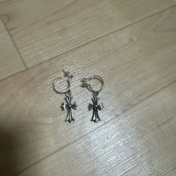 실버 크로스 모티브 귀걸이