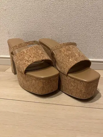 GYDA 코르크 소재 베이지 통굽 샌들